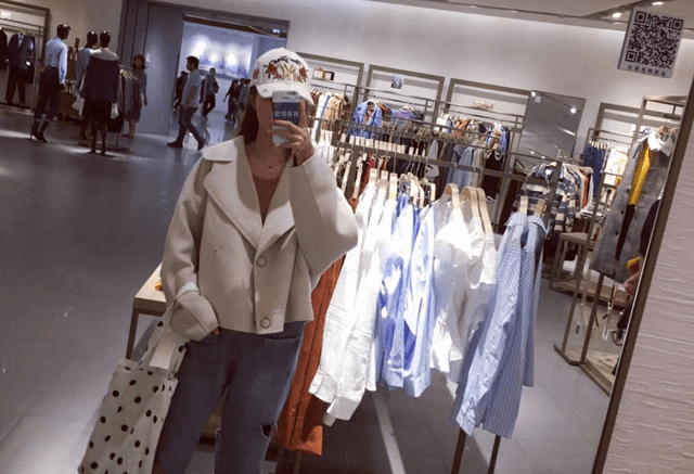 年轻人拒绝“衣服刺客”,转身走进折扣店